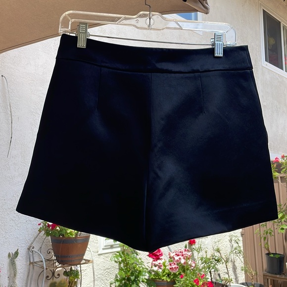 Theory | High-Waist Short in Bonded Satin - Picture 5 of 9